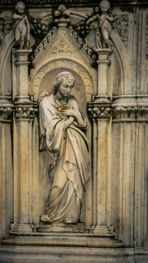 kadın dini heykelin üzerine bir kilise Siena İtalya