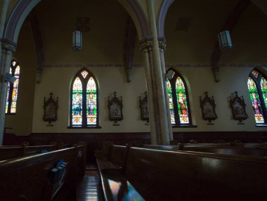 Vitray ve kilise pew