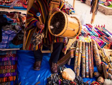 Yerel bir davul çalmaya 