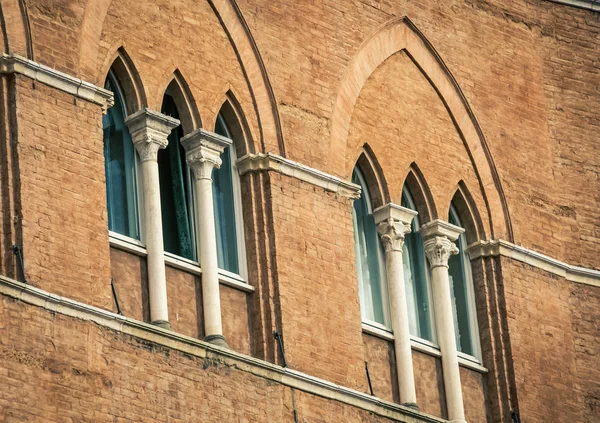 Fenster Und Säulen Siena — Stockfoto