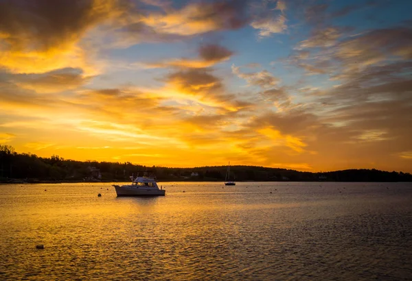 Amanecer Sobre Barco Pesquero —  Fotos de Stock