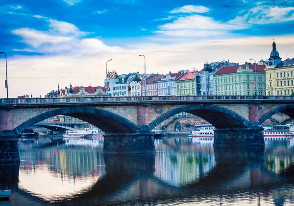 Most Nábřeží Praha — Stock fotografie