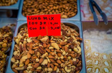 bir pazarda çeşitli fındık