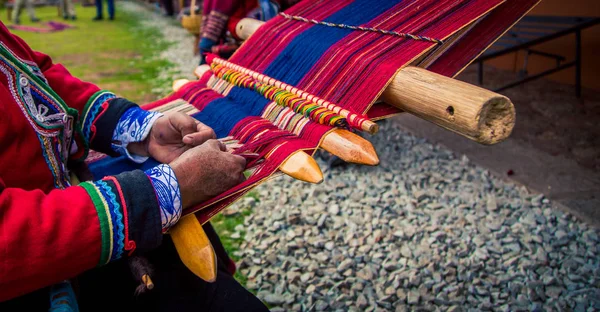 Χέρια Ύφανση Παραδοσιακή Κουβέρτα Chinchero — Φωτογραφία Αρχείου