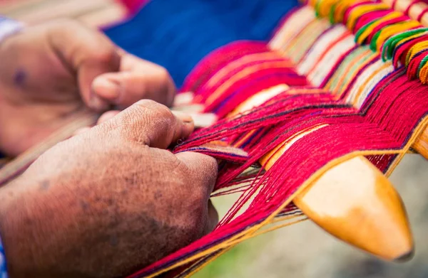 Manos Tejiendo Manta Tradicional Chinchero Imagen De Stock