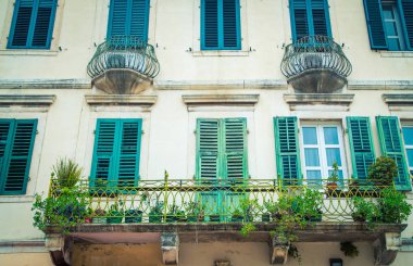 kotor binasında balkon