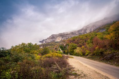 Karadağ'daki dağlarda yol