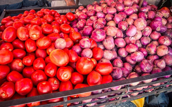 Tomatoes Red Onions Market — Stock Photo, Image