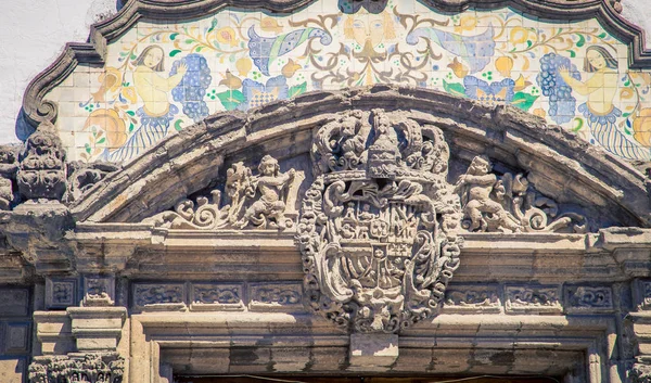 Símbolo Religioso Sobre Una Puerta Iglesia —  Fotos de Stock