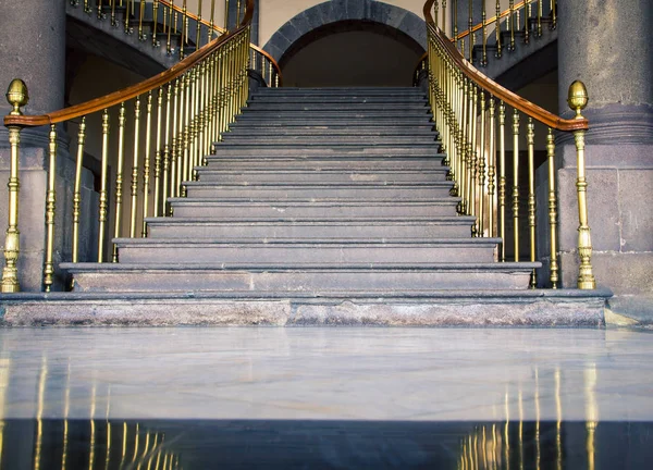 Escalera Con Barandilla Oro — Foto de Stock