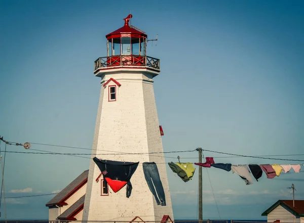 Bir Deniz Feneri Önünde Kurutma Çamaşırhane — Stok fotoğraf
