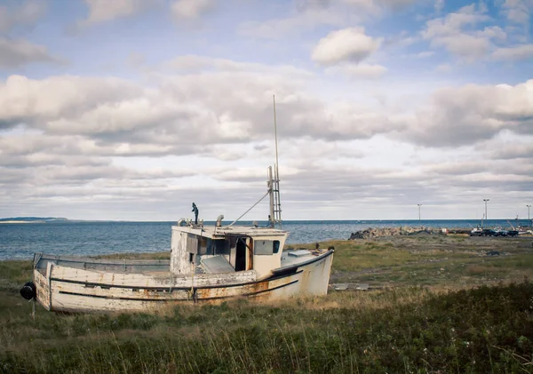 Altes Verlassenes Holzboot — Stockfoto