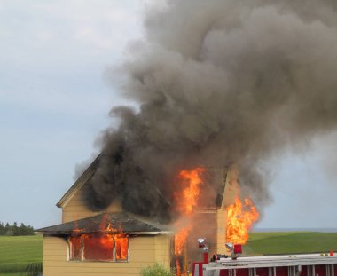 Bir evden böğürüyordu yangın