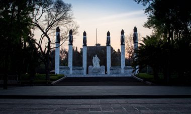Mexico City'de bir parkta anıt