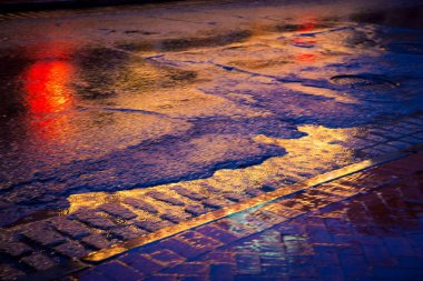 Bourbon sokağındaki yağmur