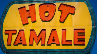 Neon hot tamale işareti