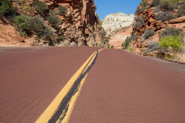Zion Ulusal Parkı 'ndan geçen otoyol