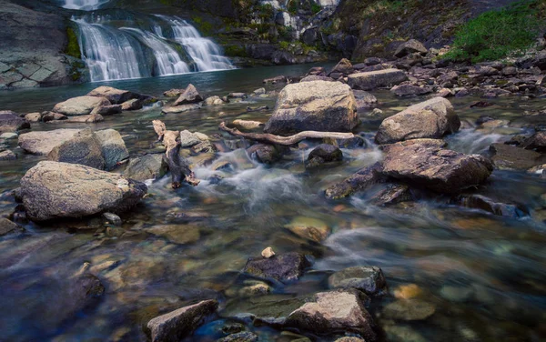 Fließende Bewegung Von Wasser Den Felsen — Stockfoto