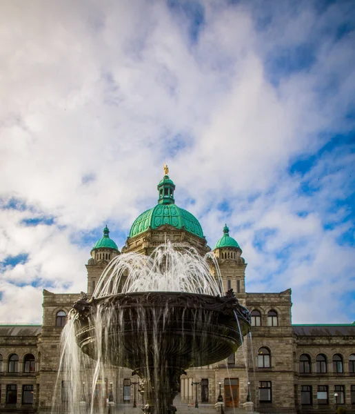 不列颠哥伦比亚省议会前的喷泉 — 图库照片
