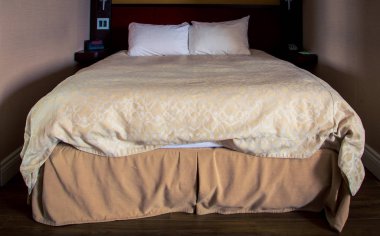 Bir otel odasında yatak ve yastıklar.