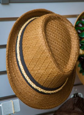 Erkekler şapkası mağazada sergileniyor