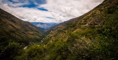 Peru 'daki dağlarda vadi