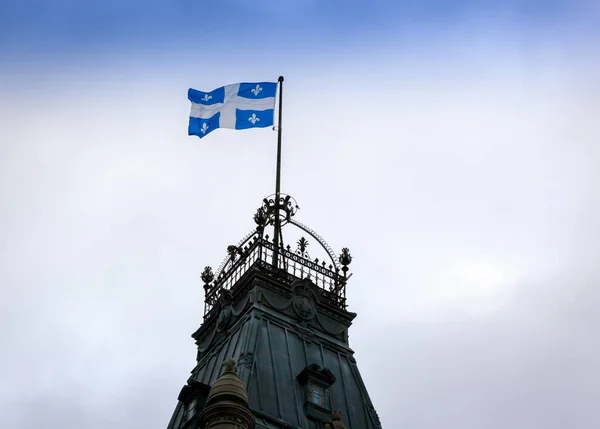 Quebec şehrinde Quebec bayrağı olan kule