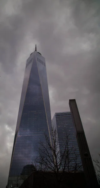 Skyscraper Cloudy Skies Nyc — Stock Photo, Image