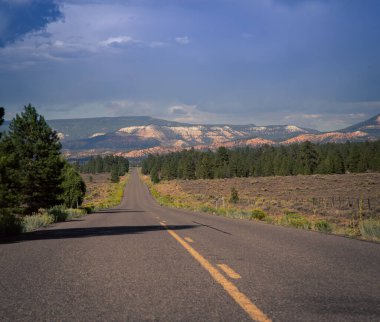 Utah eyaletindeki boş otoyol.