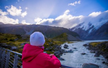 Kadın fahişe nehrine bakıyor.