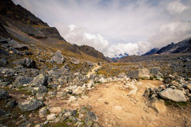 Peru dağlarında yürüyüş parkuru