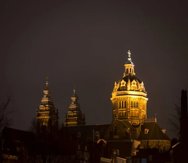 アムステルダムの夜の大聖堂 — ストック写真