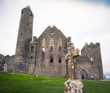 Cashel Kayası 'ndaki mezar taşı