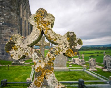 Cashel Kayası 'ndaki mezar taşı