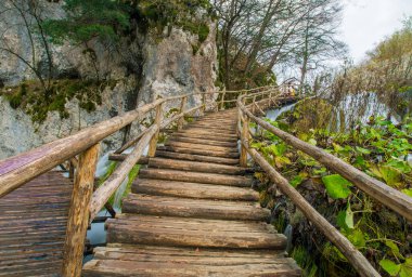 Plitvice Ulusal Parkı 'nda ahşap yol 