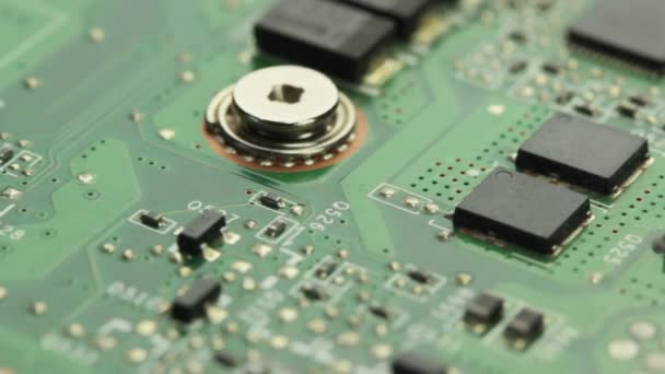 Faites glisser en douceur sur la face arrière d'une vieille carte de circuit vert obsolète. Objectif macro et curseur utilisés. Profondeur de champ faible 