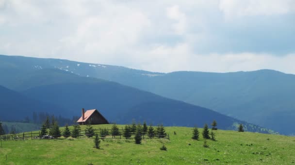 Sceneria Timelapse Izolowanym Domu Góry Wzgórza Jodły Sosny Białe Chmury — Wideo stockowe