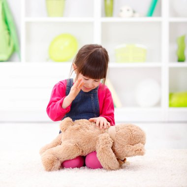 Aile içi istismar oynarken