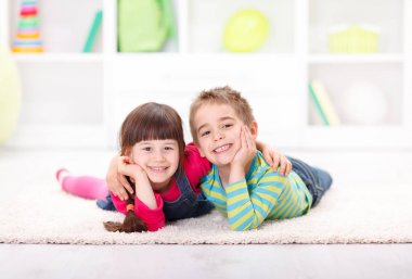 Mutlu arkadaş yerde yatarken