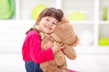 Küçük kız onu Peluş ayı sevgi dolu
