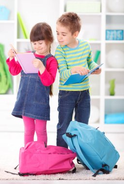 Küçük öğrencilerin kitap okuma