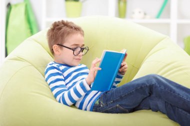 Küçük bilge çocuk kitap okuma