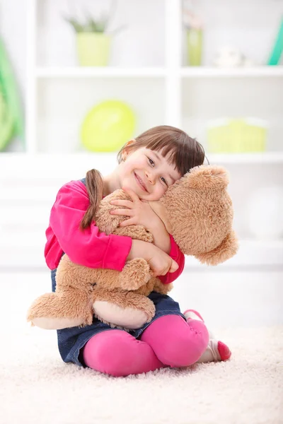 어린 소녀를 사랑 하는 그녀의 봉 제 곰 — 스톡 사진