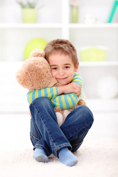 Menino amando seu urso de pelúcia — Fotografia de Stock