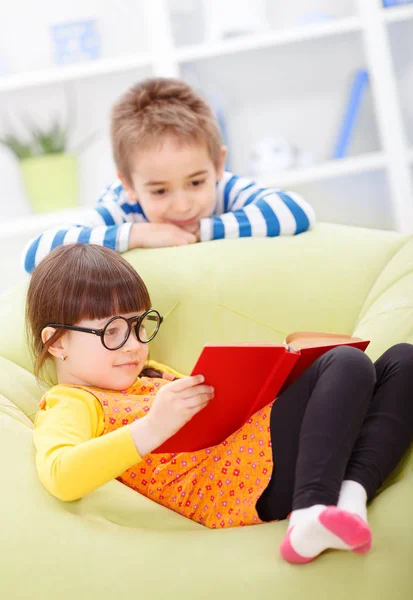 Bambina che legge dal libro — Foto Stock