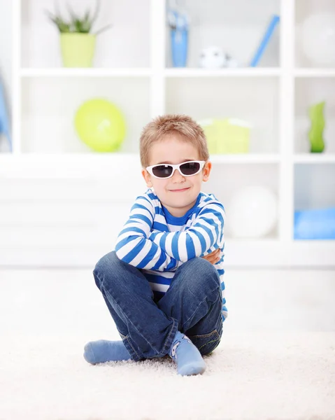 Lässiger kleiner Junge — Stockfoto