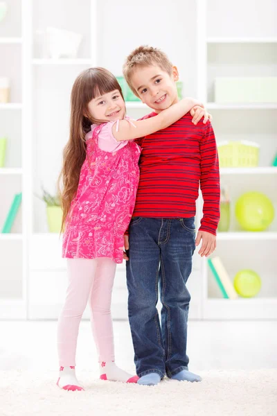 Kleine Schwester umarmt ihren Bruder — Stockfoto