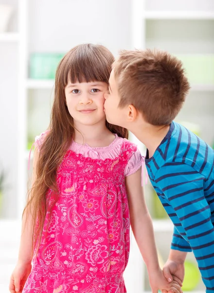 Kleine broer zijn zus kussen — Stockfoto