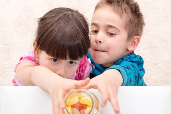 Kinder nehmen Süßigkeiten — Stockfoto