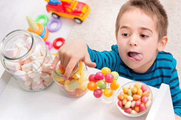 Menino quer doces — Fotografia de Stock